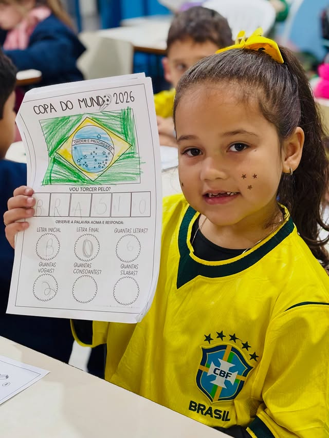 Aluna do Ensino Fundamental com sua atividade